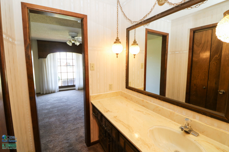 Gorgeous Home in a GREAT Neighborhood *4 Car Garage & Basement!* - image 7