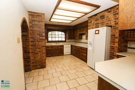 Gorgeous Home in a GREAT Neighborhood *4 Car Garage & Basement!* - image 16