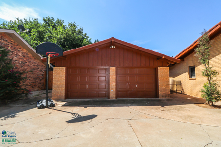 Gorgeous Home in a GREAT Neighborhood *4 Car Garage & Basement!* - image 28