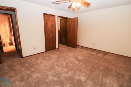Gorgeous Home in a GREAT Neighborhood *4 Car Garage & Basement!* - image 8