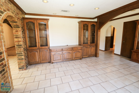 Gorgeous Home in a GREAT Neighborhood *4 Car Garage & Basement!* - image 12