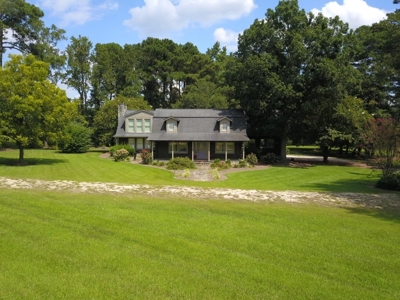 Charming Log Cabin with Modern Comforts on 4.28 Acres - image 3