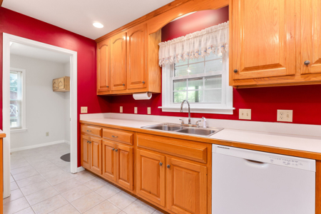 Charming Cape Cod-style home located in the desirable Rickman are - image 22