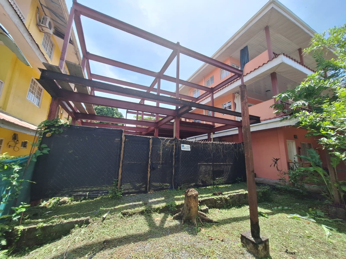 Prime 200 m² Titled Lot, Existing Structure — Bocas Town, Isla Colón - 7