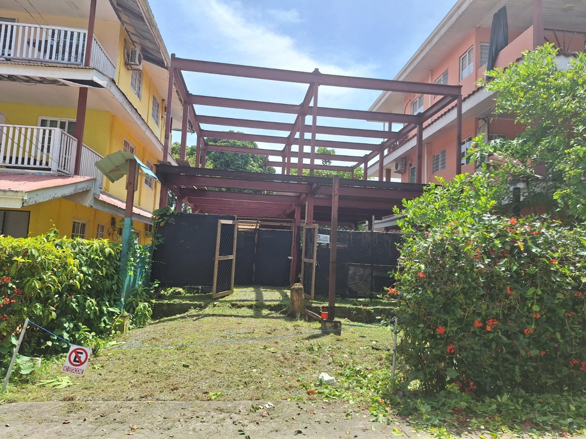 Prime 200 m² Titled Lot, Existing Structure — Bocas Town, Isla Colón - 2