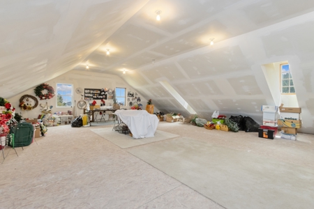 Mountain Property on 6.13 Acres with an Immense Workshop/Garage - image 13