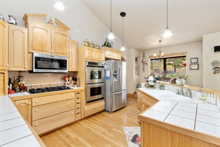 Mountain Property on 6.13 Acres with an Immense Workshop/Garage - image 8