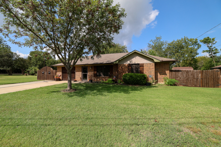 Home for Sale in Pilot Point TX – Shop, RV Parking, Near Square - image 6