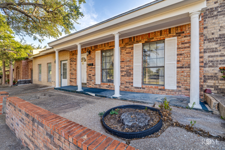 Queens Court Sonora TX Townhouse with Bonus Den & 2-Car Garag - image 3