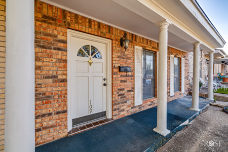 Queens Court Sonora TX Townhouse with Bonus Den & 2-Car Garag - image 5