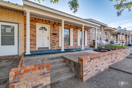 Queens Court Sonora TX Townhouse with Bonus Den & 2-Car Garag - image 4