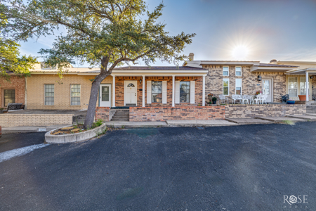 Queens Court Sonora TX Townhouse with Bonus Den & 2-Car Garag - image 2