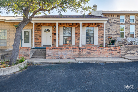 Queens Court Sonora TX Townhouse with Bonus Den & 2-Car Garag - image 1
