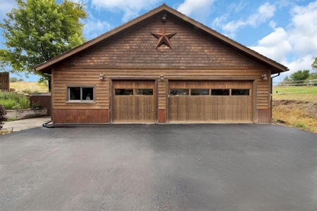 Welcome Home to this stunning 4 Bedroom Mountain Modern Retreat - image 2