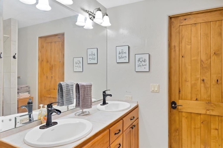 Welcome Home to this stunning 4 Bedroom Mountain Modern Retreat - image 30