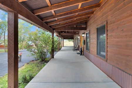 Welcome Home to this stunning 4 Bedroom Mountain Modern Retreat - image 5