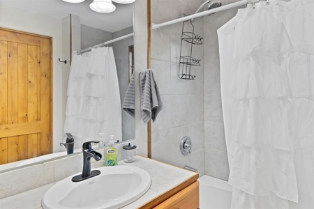 Welcome Home to this stunning 4 Bedroom Mountain Modern Retreat - image 27