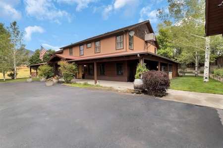 Welcome Home to this stunning 4 Bedroom Mountain Modern Retreat - image 4