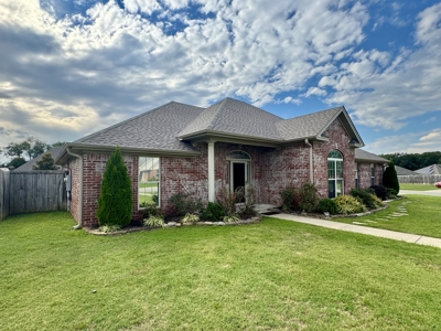 Searcy, AR Home For Sale on Corner Lot - image 2