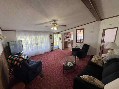 Charming Lake Retreat: Ideal for Getaways or Investment - image 9