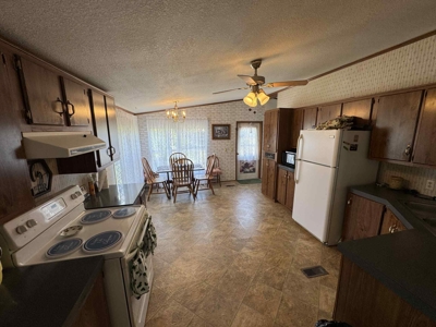 Charming Lake Retreat: Ideal for Getaways or Investment - image 5