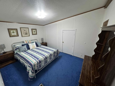 Charming Lake Retreat: Ideal for Getaways or Investment - image 8