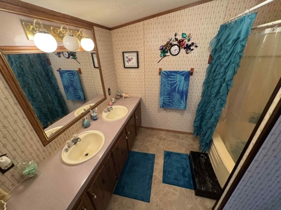 Charming Lake Retreat: Ideal for Getaways or Investment - image 6