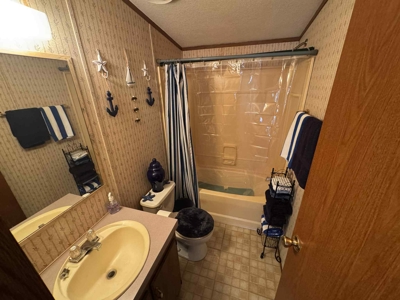 Charming Lake Retreat: Ideal for Getaways or Investment - image 7