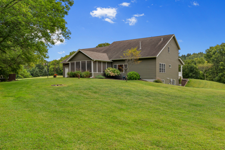 Gorgeous 4BD/3.5BA Country Home on 4 Private Acres in La Crosse - image 20