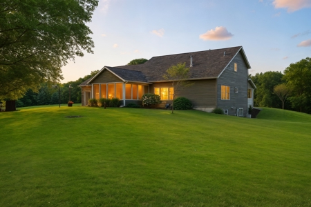 Gorgeous 4BD/3.5BA Country Home on 4 Private Acres in La Crosse - image 21