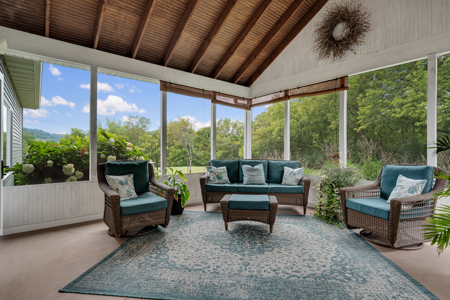 Gorgeous 4BD/3.5BA Country Home on 4 Private Acres in La Crosse - image 9