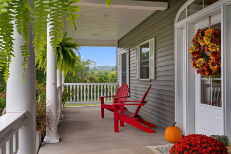 Gorgeous 4BD/3.5BA Country Home on 4 Private Acres in La Crosse - image 4