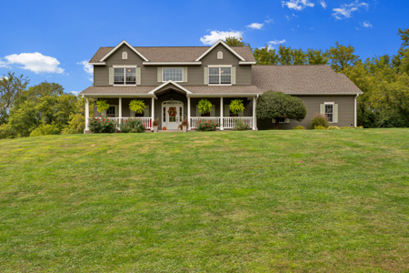 Gorgeous 4BD/3.5BA Country Home on 4 Private Acres in La Crosse - image 2