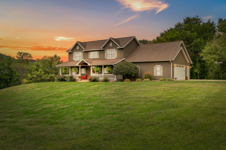 Gorgeous 4BD/3.5BA Country Home on 4 Private Acres in La Crosse - image 1