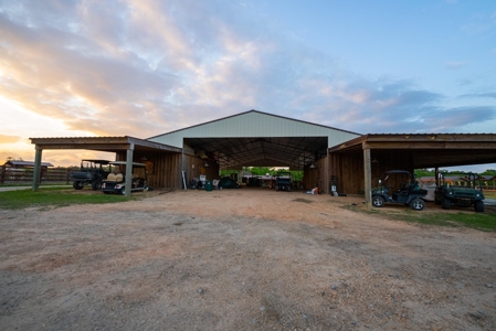 Luxury Ranch with Lakes and Venue - image 28