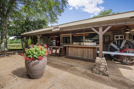 Luxury Ranch with Lakes and Venue - image 14