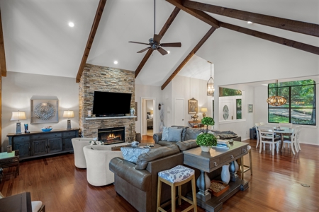 Lakefront 4BR-3.5BA Home in Holly Lake Ranch, Texas For Sale - image 12