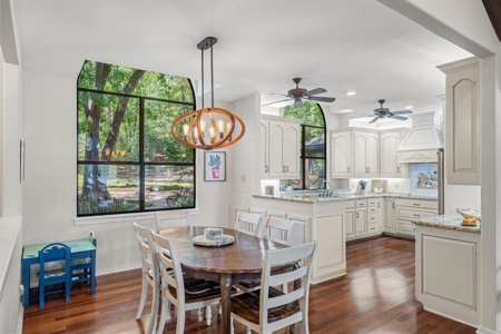 Lakefront 4BR-3.5BA Home in Holly Lake Ranch, Texas For Sale - image 14