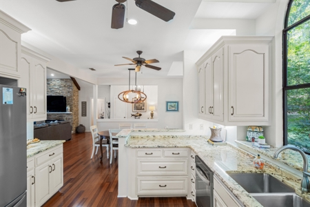 Lakefront 4BR-3.5BA Home in Holly Lake Ranch, Texas For Sale - image 17