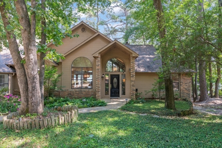 Lakefront 4BR-3.5BA Home in Holly Lake Ranch, Texas For Sale - image 5