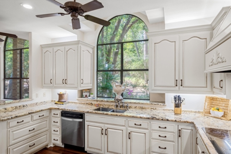 Lakefront 4BR-3.5BA Home in Holly Lake Ranch, Texas For Sale - image 15