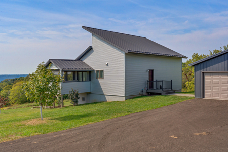 Contemporary Country Home Built in 2021 in SW Wisconsin - image 4