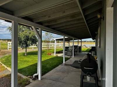 Turnkey 19.69-Acre Equestrian Estate in Modoc County - image 4