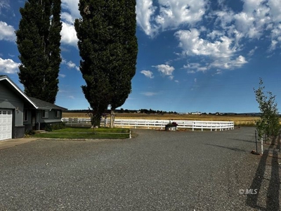 Turnkey 19.69-Acre Equestrian Estate in Modoc County - image 10