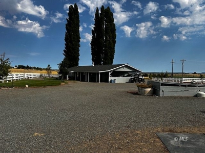 Turnkey 19.69-Acre Equestrian Estate in Modoc County - image 23