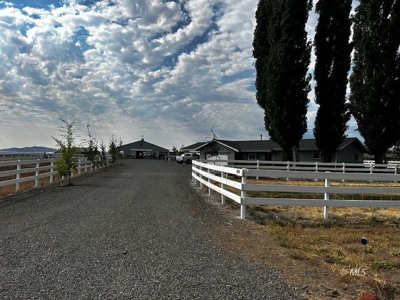Turnkey 19.69-Acre Equestrian Estate in Modoc County - image 8