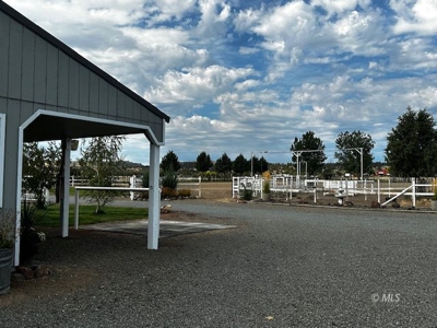 Turnkey 19.69-Acre Equestrian Estate in Modoc County - image 2