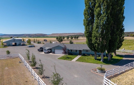 Turnkey 19.69-Acre Equestrian Estate in Modoc County - image 2