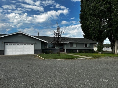 Turnkey 19.69-Acre Equestrian Estate in Modoc County - image 1