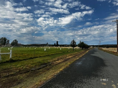 Turnkey 19.69-Acre Equestrian Estate in Modoc County - image 7